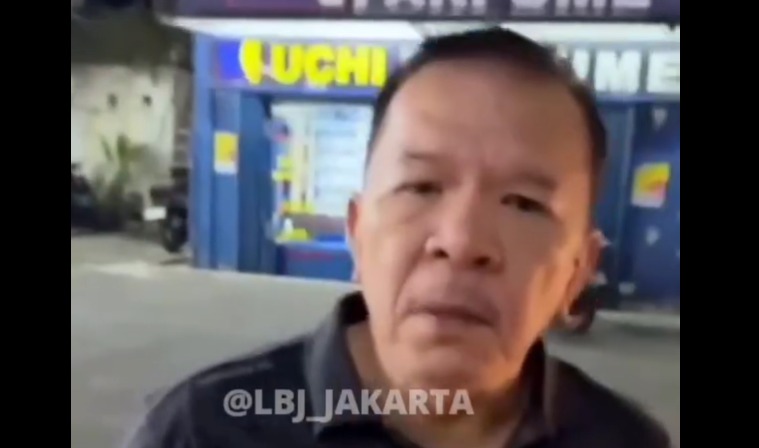 Seorang pria berinisial S yang mengaku aparat terlihat membawa benda diduga pistol, mengamuk karena masalah parkir. (IG@LBJ)